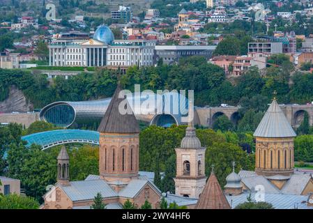 Rike Music Theater and Exhibition Center und State Palace of Ceremonies mit Blick auf Tiflis, Georgia Stockfoto