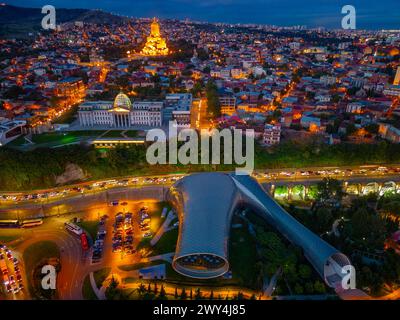 Rike Music Theater and Exhibition Center und State Palace of Ceremonies mit Blick auf Tiflis, Georgia Stockfoto