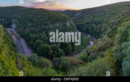 Blick auf den Sonnenuntergang auf das Tskaltsitela River Valley in Georgia Stockfoto