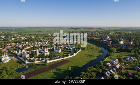 Suzdal, Russland. Luftaufnahme des Pokrovsky-Klosters in Suzdal im Herbst. Stockfoto