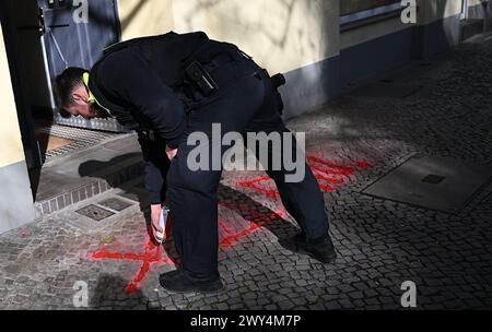 Berlin, Deutschland. April 2024. Ein Polizist markiert den Eingang zu einem Haus, das bereits mit Farbe evakuiert wurde, bevor eine Bombe aus dem Zweiten Weltkrieg entschärft wurde. Quelle: Britta Pedersen/dpa/Alamy Live News Stockfoto