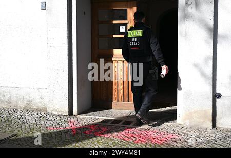 Berlin, Deutschland. April 2024. Polizisten evakuieren Häuser, bevor sie eine Bombe entschärfen. Bis spätestens zu diesem Zeitpunkt müssen rund 6.700 Menschen ihre Häuser vorübergehend verlassen. Quelle: Britta Pedersen/dpa/Alamy Live News Stockfoto