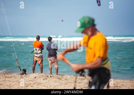 Aktivsportler, die Kitesurfferien und Aktivitäten am perfekten sonnigen Tag am tropischen Sandstrand von Cabarete in der Dominikanischen Republik genießen. Stockfoto