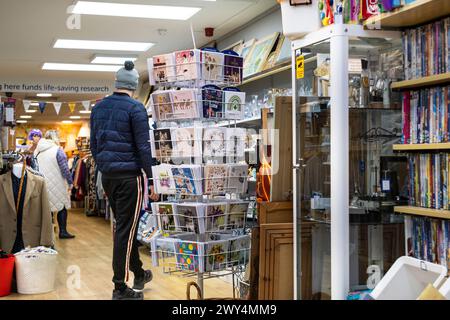 Das Innere eines Wohltätigkeitsgeschäfts in Newquay in Cornwall, Großbritannien. Stockfoto