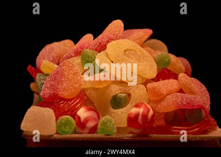 Köstliches, buntes Fruchtgelee. Ungesunde glänzende Bonbons in Bulk. Verschiedene Gelatinefotos aus nächster Nähe. Leckere Süßigkeiten im Süßwarenladen. Niemand Stockfoto