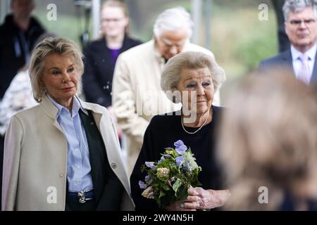 BAARN - Prinzessin Beatrix enthüllt zusammen mit Maya Meijer Bergmans die Bronzestatue „die Königsfamilie“ im Park des Soestdijk Palace. Das Gruppenporträt wurde 1996 vom Bildhauer Arthur Spronken erstellt und besteht aus den Porträts von Prinzessin Beatrix, Prinz Claus und ihren drei Söhnen. ANP JEROEN JUMELET niederlande Out - belgien Out Credit: ANP/Alamy Live News Stockfoto