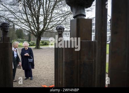 BAARN - Prinzessin Beatrix enthüllt zusammen mit Maya Meijer Bergmans die Bronzestatue „die Königsfamilie“ im Park des Soestdijk Palace. Das Gruppenporträt wurde 1996 vom Bildhauer Arthur Spronken erstellt und besteht aus den Porträts von Prinzessin Beatrix, Prinz Claus und ihren drei Söhnen. ANP JEROEN JUMELET niederlande Out - belgien Out Credit: ANP/Alamy Live News Stockfoto