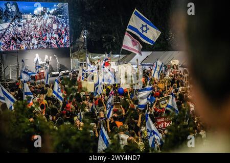 Tausende Demonstranten versammelten sich vor der israelischen Knesset. Tausende Israelis versammelten sich um die Knesset, um gegen Premierminister Benjamin Netanjahu zu protestieren, gefolgt von einem fackelmarsch, der von den Familien der Geiseln geführt wurde, zu Premierminister Netanjahus Residenz in der Azza Street, wo er einen sofortigen Geiselvertrag und allgemeine Wahlen forderte. Es kam zu Auseinandersetzungen mit der israelischen Polizei um die Polizeibarriere rund um Netanjahus Haus. Fünf wurden verhaftet, darunter ein Demonstrant, der unter eine Polizeikanone legte, die sie am Betrieb hinderte. Stockfoto