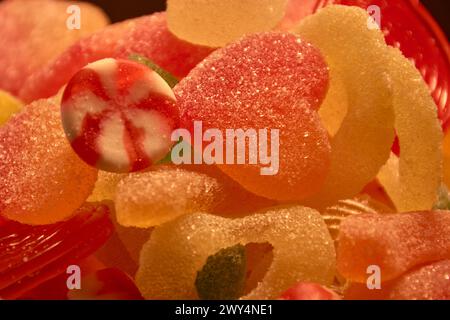 Köstliches, buntes Fruchtgelee. Ungesunde glänzende Bonbons in Bulk. Verschiedene Gelatinefotos aus nächster Nähe. Leckere Süßigkeiten im Süßwarenladen. Niemand Stockfoto