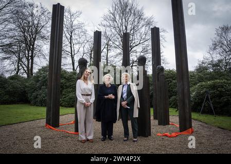 BAARN - Prinzessin Beatrix enthüllt zusammen mit Maya Meijer Bergmans (r) und der Direktorin von Beelden aan Zee, Brigitta Bloksma (l), die Bronzestatue „die Königsfamilie“ im Park des Soestdijk-Palastes. Das Gruppenporträt wurde 1996 vom Bildhauer Arthur Spronken erstellt und besteht aus den Porträts von Prinzessin Beatrix, Prinz Claus und ihren drei Söhnen. ANP JEROEN JUMELET niederlande Out - belgien Out Credit: ANP/Alamy Live News Stockfoto