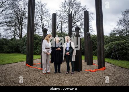 BAARN - Prinzessin Beatrix enthüllt zusammen mit Maya Meijer Bergmans (r) und der Direktorin von Beelden aan Zee, Brigitta Bloksma (l), die Bronzestatue „die Königsfamilie“ im Park des Soestdijk-Palastes. Das Gruppenporträt wurde 1996 vom Bildhauer Arthur Spronken erstellt und besteht aus den Porträts von Prinzessin Beatrix, Prinz Claus und ihren drei Söhnen. ANP JEROEN JUMELET niederlande Out - belgien Out Credit: ANP/Alamy Live News Stockfoto