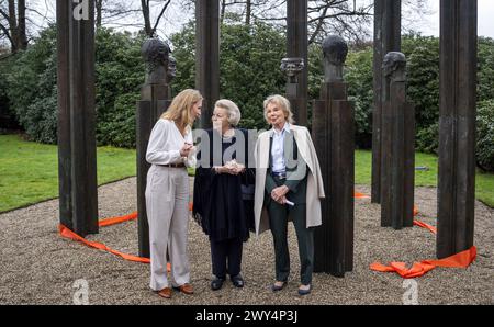 BAARN - Prinzessin Beatrix enthüllt zusammen mit Maya Meijer Bergmans (r) und der Direktorin von Beelden aan Zee, Brigitta Bloksma (l), die Bronzestatue „die Königsfamilie“ im Park des Soestdijk-Palastes. Das Gruppenporträt wurde 1996 vom Bildhauer Arthur Spronken erstellt und besteht aus den Porträts von Prinzessin Beatrix, Prinz Claus und ihren drei Söhnen. ANP JEROEN JUMELET niederlande Out - belgien Out Credit: ANP/Alamy Live News Stockfoto