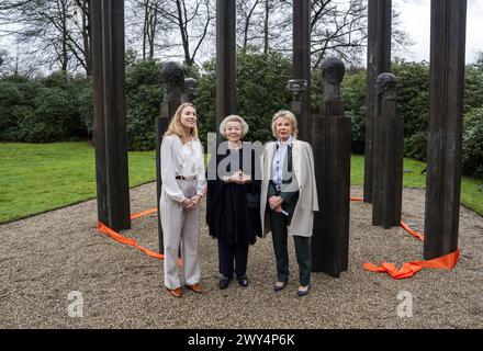 BAARN - Prinzessin Beatrix enthüllt zusammen mit Maya Meijer Bergmans (r) und der Direktorin von Beelden aan Zee, Brigitta Bloksma (l), die Bronzestatue „die Königsfamilie“ im Park des Soestdijk-Palastes. Das Gruppenporträt wurde 1996 vom Bildhauer Arthur Spronken erstellt und besteht aus den Porträts von Prinzessin Beatrix, Prinz Claus und ihren drei Söhnen. ANP JEROEN JUMELET niederlande Out - belgien Out Credit: ANP/Alamy Live News Stockfoto