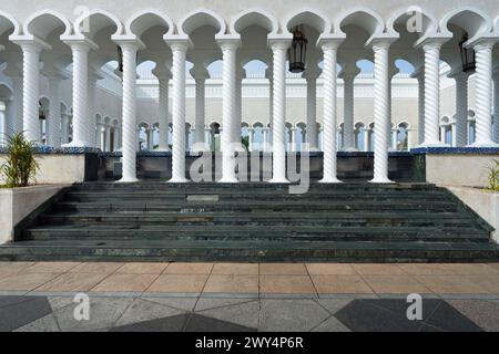 Eine wunderschöne Landschaft der Omar Ali Saifuddien Moschee in Bandar Seri Begawan, Brunei. Stockfoto