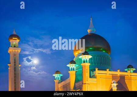 Eine wunderschöne Landschaft der Omar Ali Saifuddien Moschee in Bandar Seri Begawan, Brunei. Stockfoto