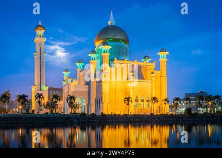 Eine wunderschöne Landschaft der Omar Ali Saifuddien Moschee in Bandar Seri Begawan, Brunei. Stockfoto