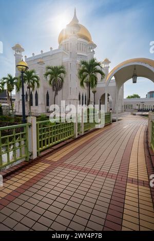 Eine wunderschöne Landschaft der Omar Ali Saifuddien Moschee in Bandar Seri Begawan, Brunei. Stockfoto