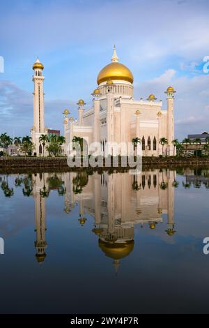 Eine wunderschöne Landschaft der Omar Ali Saifuddien Moschee in Bandar Seri Begawan, Brunei. Stockfoto