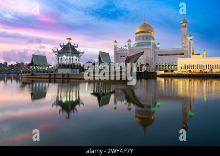 Eine wunderschöne Landschaft der Omar Ali Saifuddien Moschee in Bandar Seri Begawan, Brunei. Stockfoto