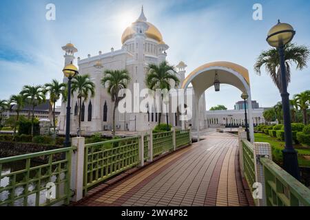 Eine wunderschöne Landschaft der Omar Ali Saifuddien Moschee in Bandar Seri Begawan, Brunei. Stockfoto
