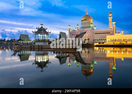 Eine wunderschöne Landschaft der Omar Ali Saifuddien Moschee in Bandar Seri Begawan, Brunei. Stockfoto