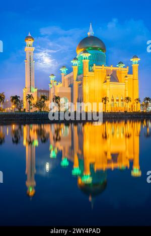 Eine wunderschöne Landschaft der Omar Ali Saifuddien Moschee in Bandar Seri Begawan, Brunei. Stockfoto