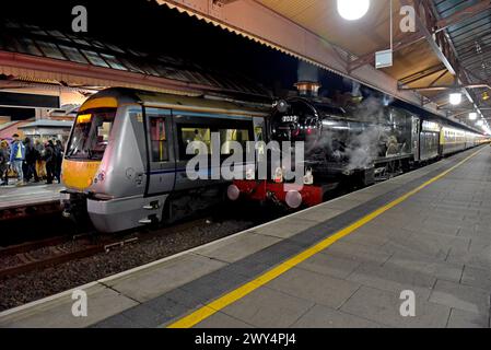 GWR Steal Lok 7029 Clun Castle betreibt die Vintage Trains Polar Express, Moor Street Railway Station, Birmingham, Dezember 2023 Stockfoto