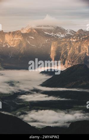 Wanderung auf den Trattberg und zu den Trattberg-Almen im Tennengau am Rande des Tennengebirges zu Sonnenaufgang am 30.05.2020. Im Bild: Das gegenüberliegende Tennengebirge // Wanderung zum Trattberg und zum Trattberg Almen in Tennengau am Rande des Tennengebirges bei Sonnenaufgang am 30. Mai 2020. - 20200530 PD13346 Credit: APA-defacto Datenbank und Contentmanagement GmbH/Alamy Live News Stockfoto