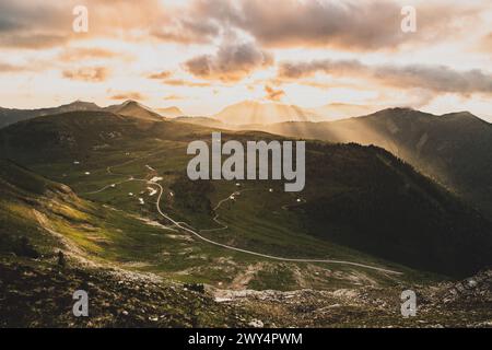 Wanderung auf den Trattberg und zu den Trattberg-Almen im Tennengau am Rande des Tennengebirges zu Sonnenaufgang am 30.05.2020. // Wanderung zum Trattberg und zum Trattberg Almen in Tennengau am Rande des Tennengebirges bei Sonnenaufgang am 30. Mai 2020. - 20200530 PD13342 Credit: APA-defacto Datenbank und Contentmanagement GmbH/Alamy Live News Stockfoto