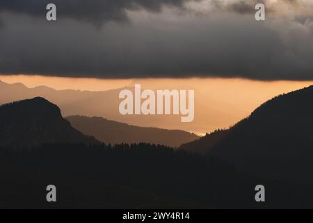 Wanderung auf den Trattberg und zu den Trattberg-Almen im Tennengau am Rande des Tennengebirges zu Sonnenaufgang am 30.05.2020. // Wanderung zum Trattberg und zum Trattberg Almen in Tennengau am Rande des Tennengebirges bei Sonnenaufgang am 30. Mai 2020. - 20200530 PD13336 Credit: APA-defacto Datenbank und Contentmanagement GmbH/Alamy Live News Stockfoto