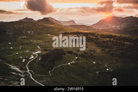 Wanderung auf den Trattberg und zu den Trattberg-Almen im Tennengau am Rande des Tennengebirges zu Sonnenaufgang am 30.05.2020. // Wanderung zum Trattberg und zum Trattberg Almen in Tennengau am Rande des Tennengebirges bei Sonnenaufgang am 30. Mai 2020. - 20200530 PD13335 Credit: APA-defacto Datenbank und Contentmanagement GmbH/Alamy Live News Stockfoto