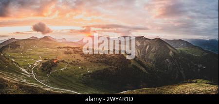 Wanderung auf den Trattberg und zu den Trattberg-Almen im Tennengau am Rande des Tennengebirges zu Sonnenaufgang am 30.05.2020. // Wanderung zum Trattberg und zum Trattberg Almen in Tennengau am Rande des Tennengebirges bei Sonnenaufgang am 30. Mai 2020. - 20200530 PD13337 Credit: APA-defacto Datenbank und Contentmanagement GmbH/Alamy Live News Stockfoto