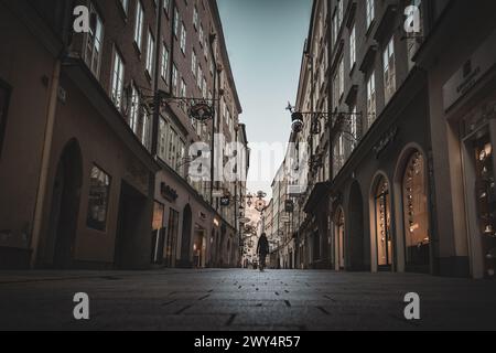 Verlassene Getreidegasse und Salzburger Innenstadt im Zuge eines Lockdowns in der Corona Pandemie 2020 am 25.03.2020. // die Getreidegasse und die Salzburger Innenstadt wurden im Rahmen einer Abriegelung in der Corona-Pandemie 2020 am 25. März 2020 aufgegeben. - 20200325 PD15433 Credit: APA-defacto Datenbank und Contentmanagement GmbH/Alamy Live News Stockfoto