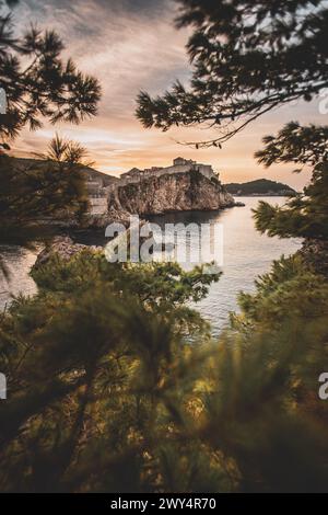 Dubrovnik im Herbst, Sommer 2023 an der Adriaküste der Makarska Riviera, am Mittelmeer, in Kroatien, Europa, am 24.10.2023. // Dubrovnik im Herbst, Sommer 2023 an der Adriaküste der Makarska Riviera, am Mittelmeer, in Kroatien, Europa, am 24. Oktober, 2023. - 20231024 PD23211 Credit: APA-defacto Datenbank und Contentmanagement GmbH/Alamy Live News Stockfoto