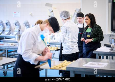 DEN HAAG - Bildungsministerin Mari'lle Paul besucht Studenten des vorberuflichen Sekundarschulkurses Catering, die die praktische Prüfung an der Franois Vatel Schule ablegen. Es ist der erste Tag der praktischen Prüfungen in der vorberuflichen Sekundarstufe. ANP PHIL NIJHUIS niederlande raus - belgien raus Stockfoto