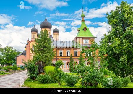 Refektorium und Himmelfahrt-Kathedrale im Puhtitsa Dormition Kloster. Kuremae, Estland Stockfoto