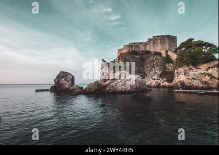 Dubrovnik im Herbst, Sommer 2023 an der Adriaküste der Makarska Riviera, am Mittelmeer, in Kroatien, Europa, am 24.10.2023. // Dubrovnik im Herbst, Sommer 2023 an der Adriaküste der Makarska Riviera, am Mittelmeer, in Kroatien, Europa, am 24. Oktober, 2023. - 20231024 PD23200 Credit: APA-defacto Datenbank und Contentmanagement GmbH/Alamy Live News Stockfoto