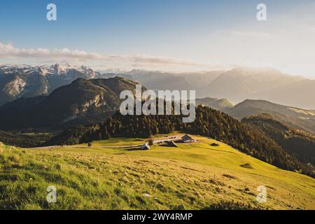 Wanderung auf den Trattberg und zu den Trattberg-Almen im Tennengau am Rande des Tennengebirges zu Sonnenaufgang am 01.06.2020. Im Bild: Die Enzianhütte // Wanderung zum Trattberg und zum Trattberg Almen in Tennengau am Rande des Tennengebirges bei Sonnenaufgang am 1. Juni 2020. - 20200601 PD13527 Credit: APA-defacto Datenbank und Contentmanagement GmbH/Alamy Live News Stockfoto