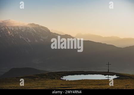 Wanderung auf den Trattberg und zu den Trattberg-Almen im Tennengau am Rande des Tennengebirges zu Sonnenaufgang am 01.06.2020. Im Bild: Das Gipfelkreuz und der kleine See am Gipfel // Wanderung zum Trattberg und zum Trattberg Almen in Tennengau am Rande des Tennengebirges bei Sonnenaufgang am 1. Juni 2020. - 20200601 PD13520 Credit: APA-defacto Datenbank und Contentmanagement GmbH/Alamy Live News Stockfoto