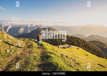 Wanderung auf den Trattberg und zu den Trattberg-Almen im Tennengau am Rande des Tennengebirges zu Sonnenaufgang am 01.06.2020. Im Bild: Die Enzianhütte // Wanderung zum Trattberg und zum Trattberg Almen in Tennengau am Rande des Tennengebirges bei Sonnenaufgang am 1. Juni 2020. - 20200601 PD13532 Credit: APA-defacto Datenbank und Contentmanagement GmbH/Alamy Live News Stockfoto