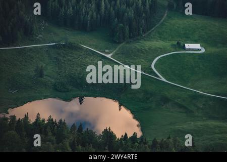 Wanderung auf den Trattberg und zu den Trattberg-Almen im Tennengau am Rande des Tennengebirges zu Sonnenaufgang am 01.06.2020. Im Bild: Blick auf den Seewaldsee // Wanderung zum Trattberg und zum Trattberg Almen in Tennengau am Rande des Tennengebirges bei Sonnenaufgang am 1. Juni 2020. - 20200601 PD13533 Credit: APA-defacto Datenbank und Contentmanagement GmbH/Alamy Live News Stockfoto