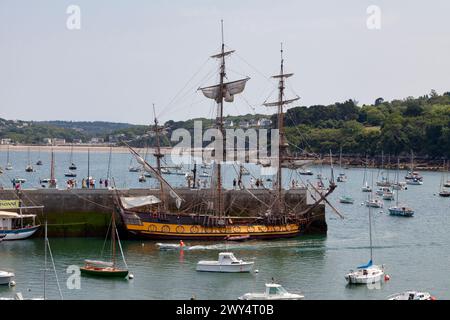 Douarnenez, Frankreich - Juli 17 2022: Die Fregatte Shtandart (russisch: Штандартъ) ist eine moderne Nachbildung des ersten Schiffes der russischen Baltischen Flotte Stockfoto