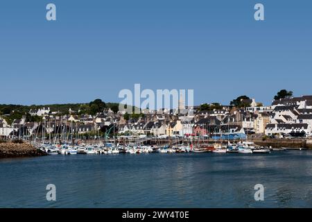 Douarnenez, Frankreich - Juli 17 2022: Kirche Saint-Joseph de Tréboul mit Blick auf den Port de Plaisance. Stockfoto