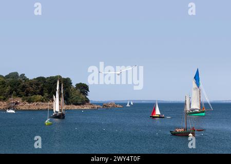 Douarnenez, Frankreich - 17. Juli 2022: Segelboote, die während der Douarnenez-Seefahrt vor der Insel Tristan ankerten (einschließlich La Cancalaise und Nébuleuse) Stockfoto