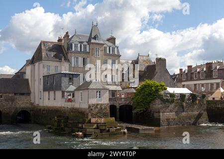 Landerneau, Frankreich - 03. April 2022: Die Rohan-Brücke von stromabwärts des Elorn. Stockfoto