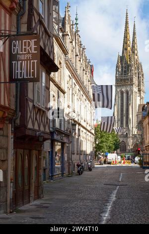 Quimper, Frankreich - 24. Juli 2017: Enge mittelalterliche Straße mit bretonischen Fahnen (Gwenn-ha-du), die zur Kathedrale Saint Corentin von Quimper führt Stockfoto