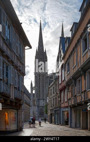 Quimper, Frankreich - 24. Juli 2017: Kleine mittelalterliche Straße mit Fachwerkbau, die zur Kathedrale Saint Corentin von Quimper führt. Stockfoto