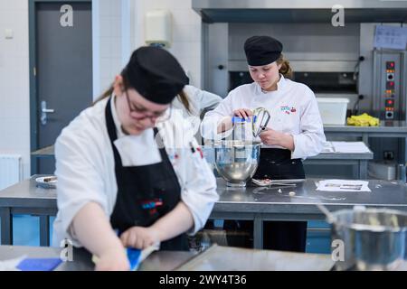 DEN HAAG - Schüler der vorberuflichen Sekundarstufe Gastronomie absolvieren eine praktische Prüfung an der Franois Vatel Schule. Es ist der erste Tag der praktischen Prüfungen in der vorberuflichen Sekundarstufe. ANP PHIL NIJHUIS niederlande raus - belgien raus Stockfoto