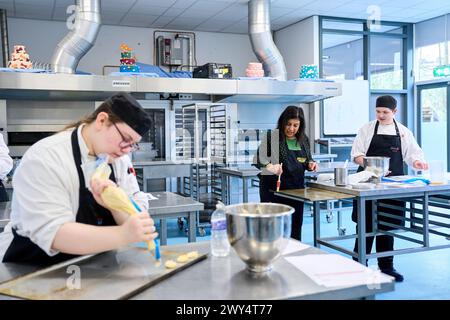 DEN HAAG - Bildungsministerin Mari'lle Paul besucht Studenten des vorberuflichen Sekundarschulkurses Catering, die die praktische Prüfung an der Franois Vatel Schule ablegen. Es ist der erste Tag der praktischen Prüfungen in der vorberuflichen Sekundarstufe. ANP PHIL NIJHUIS niederlande raus - belgien raus Stockfoto