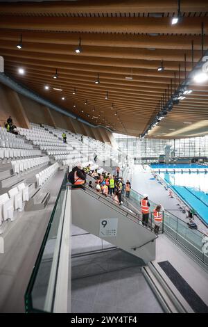 © PHOTOPQR/LE PARISIEN/Olivier Arandel ; Saint-Denis ; 28/03/2024 ; Saint-Denis, Frankreich Jeudi 28 märz 2024 Paris JO 2024 Centre aquatique Olympique - UN bassin de 50 mètres (10 lignes d'eau) pour les épreuves olympiques de natation artistique et de Water-Polo. - UN bassin de plongeon - 5 000 Places assises dans des tribunes de type Arena « en fer à cheval » afin de vivre une expérience spectateur unique. Saint Denis, Frankreich, 28. märz 2024 olympische spiele in Paris/olympisches Wasserzentrum (CAO) *** Lokale Bildunterschrift *** LP/Olivier Arandel Stockfoto